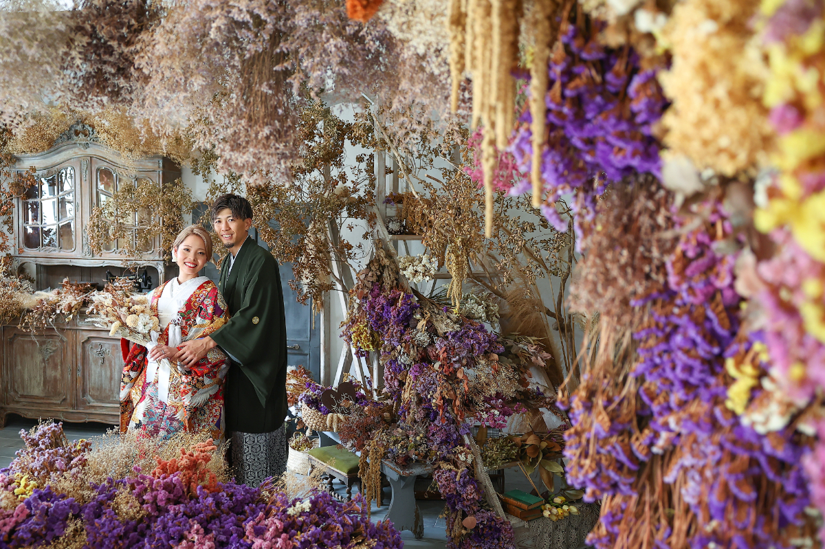 白無垢姿で和傘を差す花嫁の和装前撮り